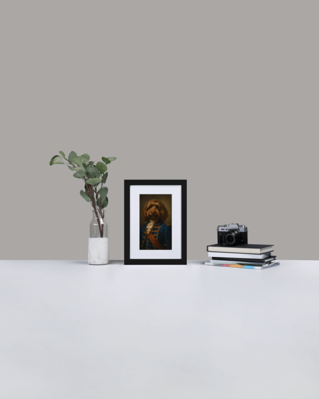Gepersonaliseerd hondenportret in een zwarte lijst met planten en boeken op een witte tafel
