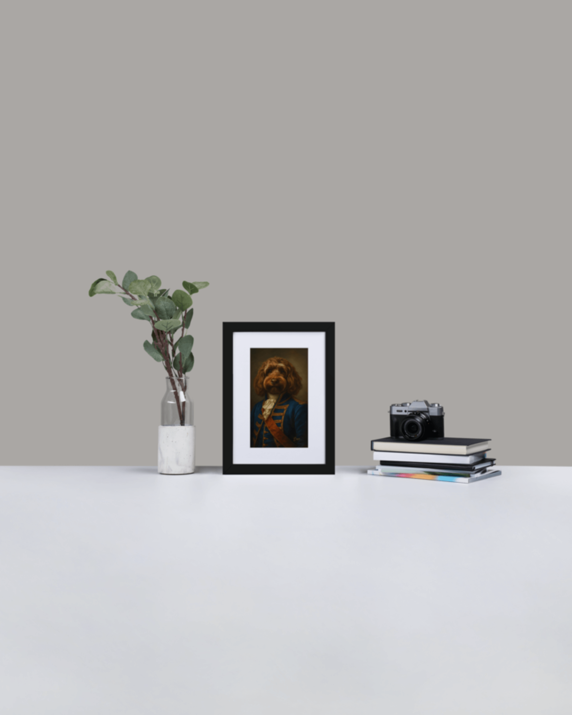 Gepersonaliseerd hondenportret in een zwarte lijst met planten en boeken op een witte tafel
