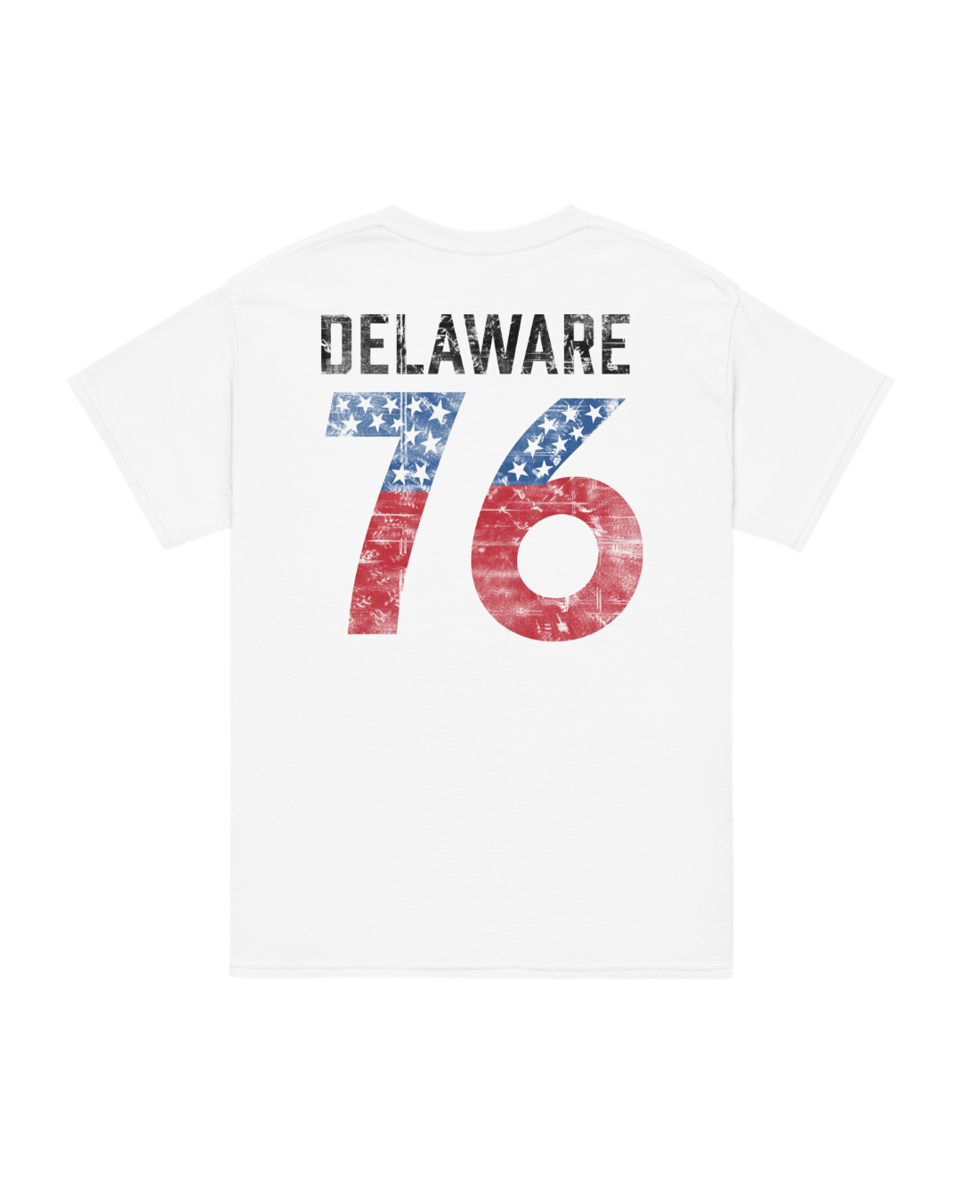 Camiseta Delaware '76 con diseño retro y colores de la bandera estadounidense en la parte posterior.