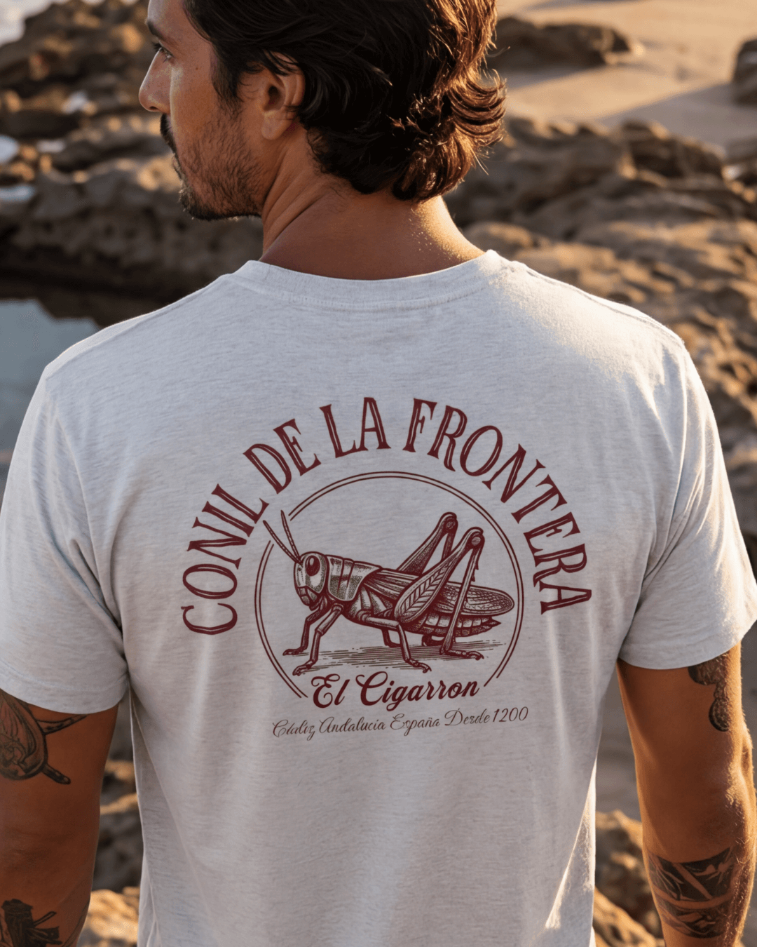 Camiseta El Cigarrón con diseño de grillo y texto 'Conil de la Frontera' en la espalda, ideal para amantes de la costa.