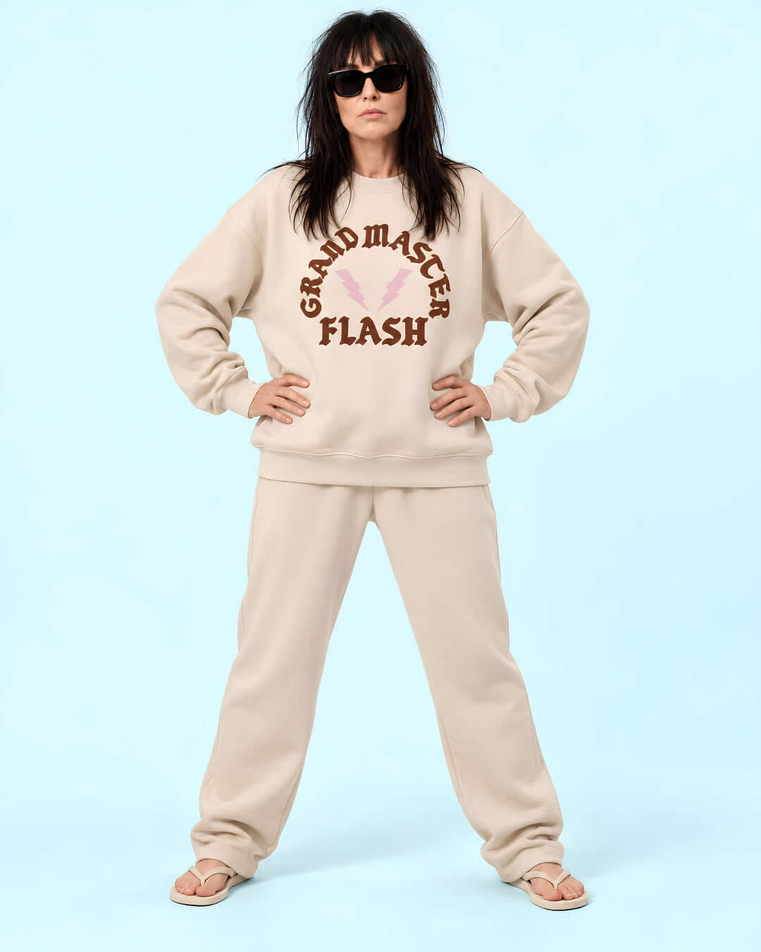 Helga wearing the Dust BINKY Flashback Heavy Sweater with brown and pink graphic