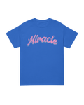 Camiseta Miracle de color azul con diseño llamativo en letras rosas que dice "Miracle".