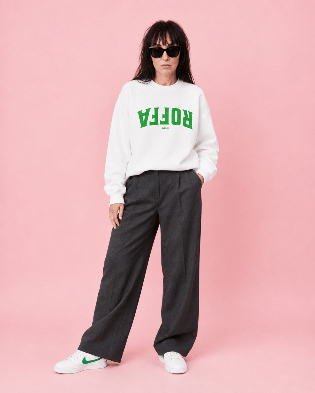 Roffa 1340 Heavy Sweater worn by a model against a pink background, showcasing modern streetwear style.