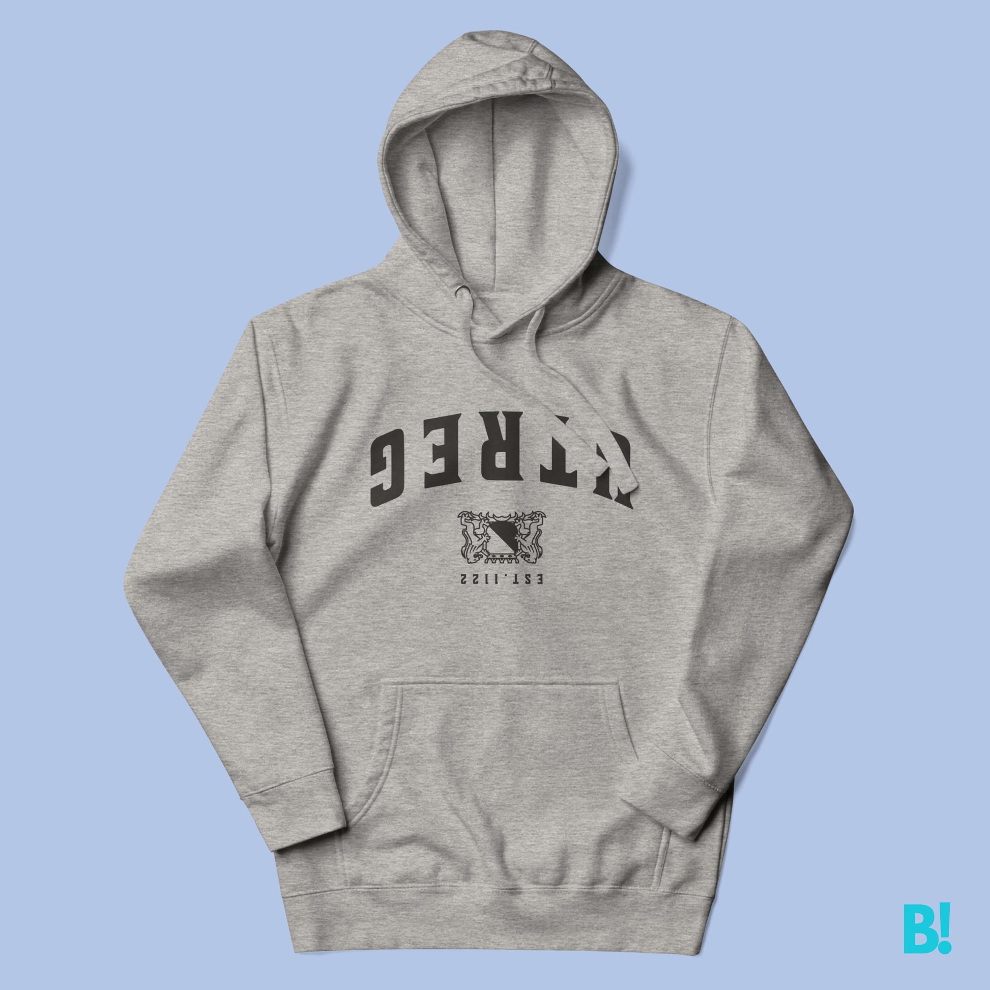 Toon je liefde voor Utrecht met de UTREG EST. 1122 Hoodie! Comfortabel en ideaal voor een casual look. Deze unisex hoodie zit heerlijk door de combinatie van katoen en polyester. Met een voorvak, een 3-panelen capuchon, en een 100% katoenen buitenkant.