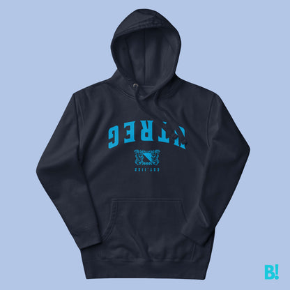 Toon je liefde voor Utrecht met de UTREG EST. 1122 Hoodie! Comfortabel en ideaal voor een casual look. Deze unisex hoodie zit heerlijk door de combinatie van katoen en polyester. Met een voorvak, een 3-panelen capuchon, en een 100% katoenen buitenkant.