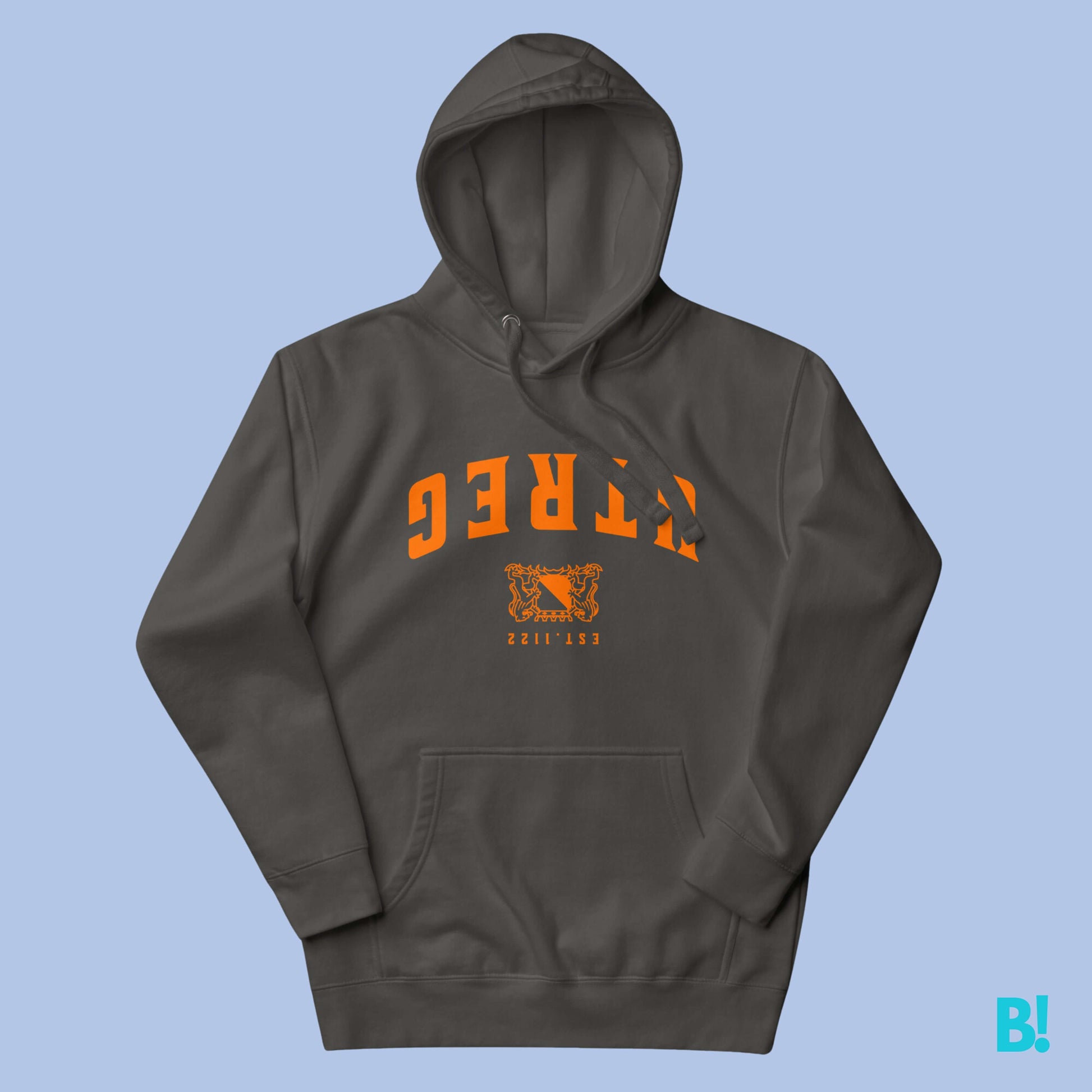 Toon je liefde voor Utrecht met de UTREG EST. 1122 Hoodie! Comfortabel en ideaal voor een casual look. Deze unisex hoodie zit heerlijk door de combinatie van katoen en polyester. Met een voorvak, een 3-panelen capuchon, en een 100% katoenen buitenkant.